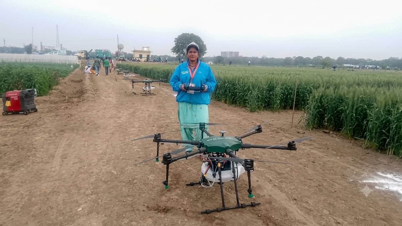 खेतों में ड्रोन उड़ाकर छिड़काव करती लक्ष्मी