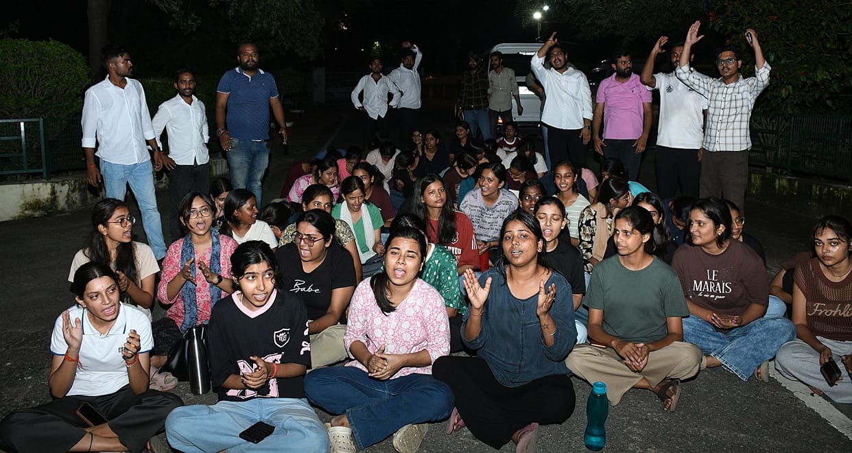 Kailash Hostel students protest outside the Vice-Chancellor's office; three faint