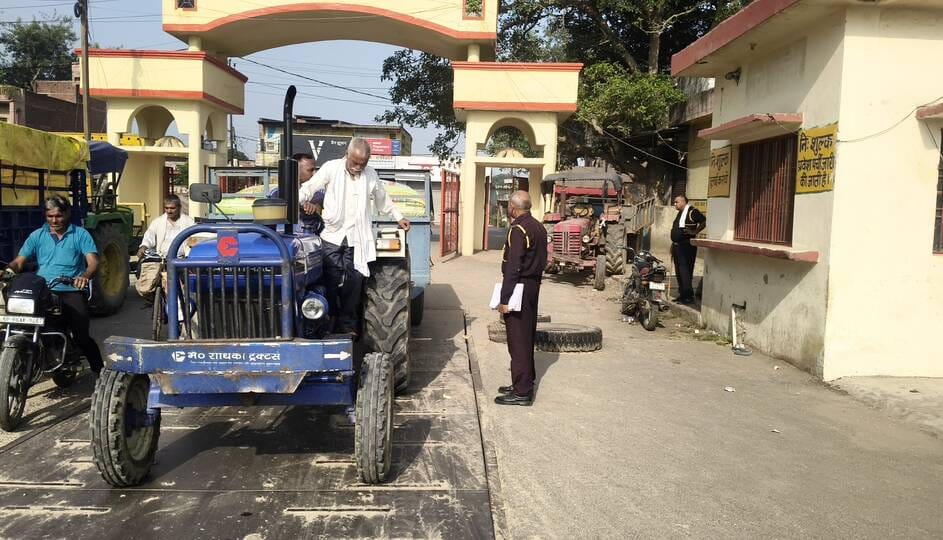 Mandi administration swings into action: vehicles stopped, official receipts issued.