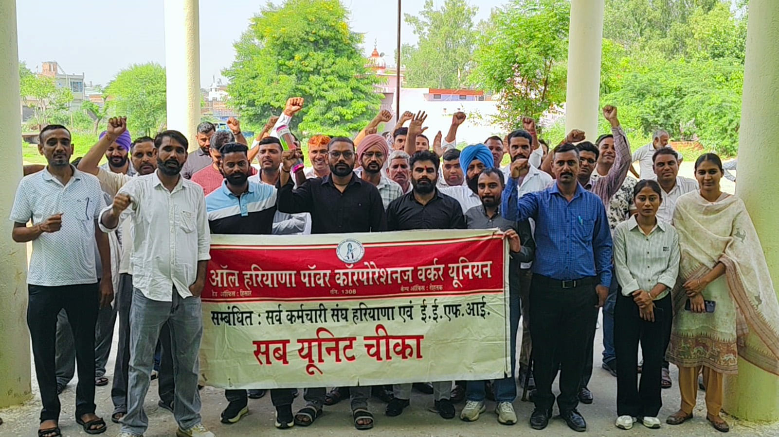 Electricity employees expressed their resentment by holding a two-hour symbolic gate meeting.