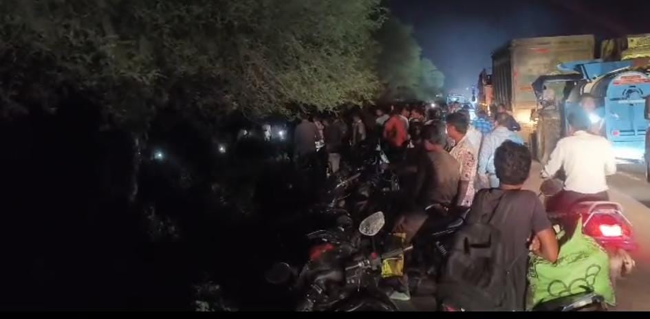शहडोल: एनएच-43 पर तेज रफ्तार कार ने बाइक को मारी टक्कर, दो की मौत; परिजनों ने किया चक्काजाम