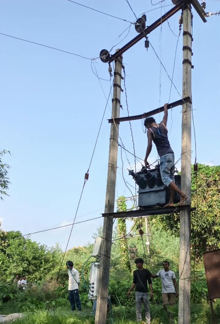 मरम्मत करता बिजलीकर्मी