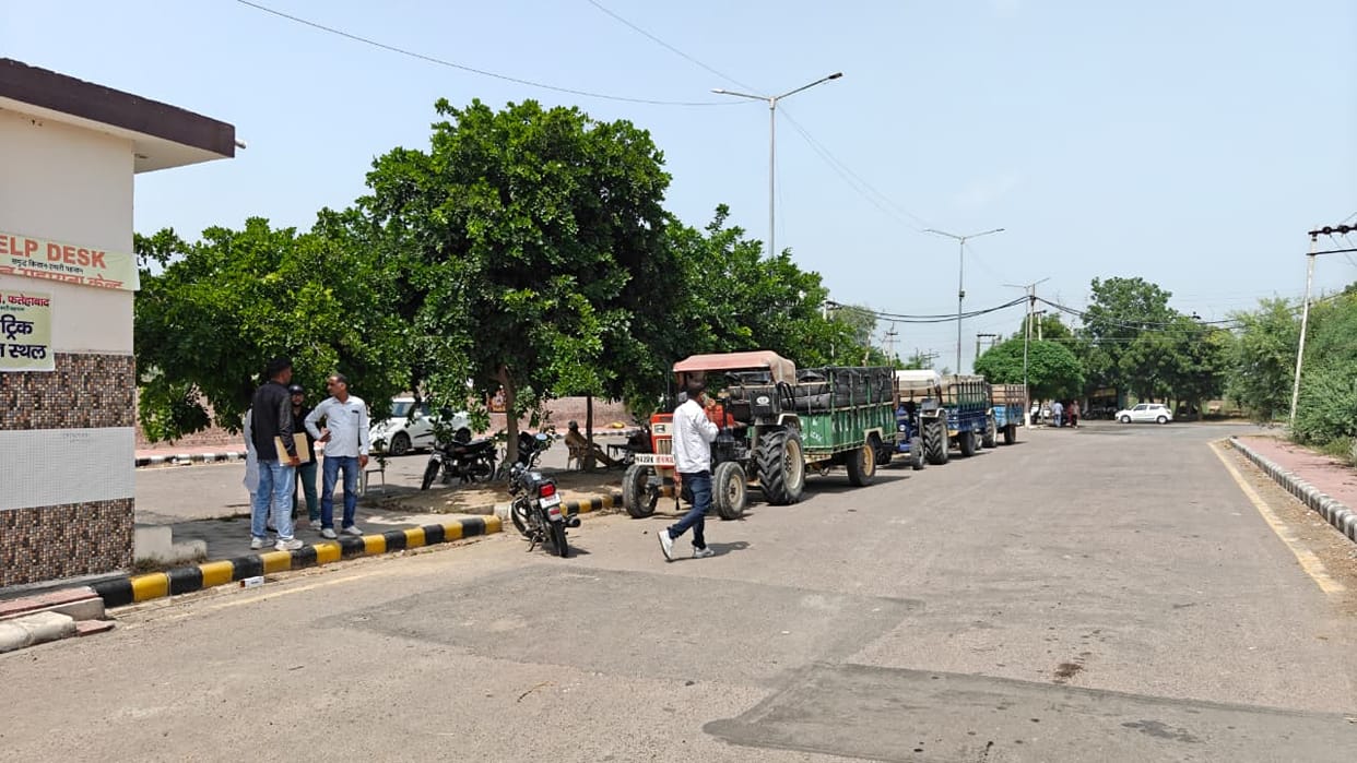 Gate passes not being issued due to lack of 'Meri Fasal-Mera Byora' verification; farmers camping outside the mandi.