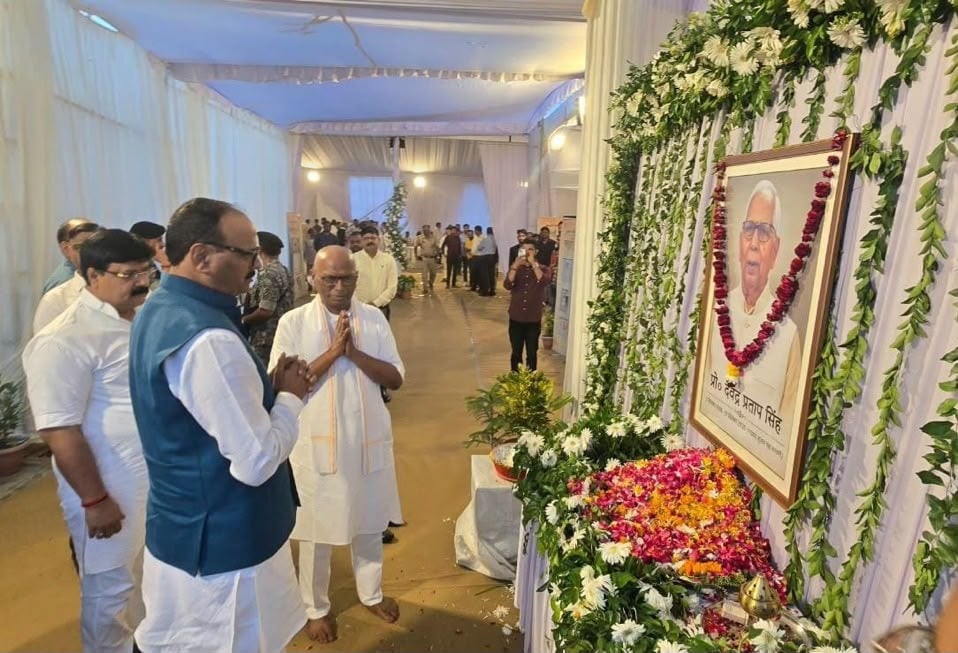 Lucknow News: पूर्व कुलपति को श्रद्धांजलि देने पहुंचे शिक्षाविद और राजनीतिक हस्तियां
