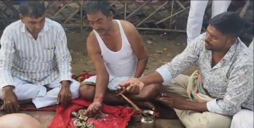 Ballia News: प्रयागराज संगम तट पर राम गोविंद चौधरी का अस्थि कलश विसर्जित