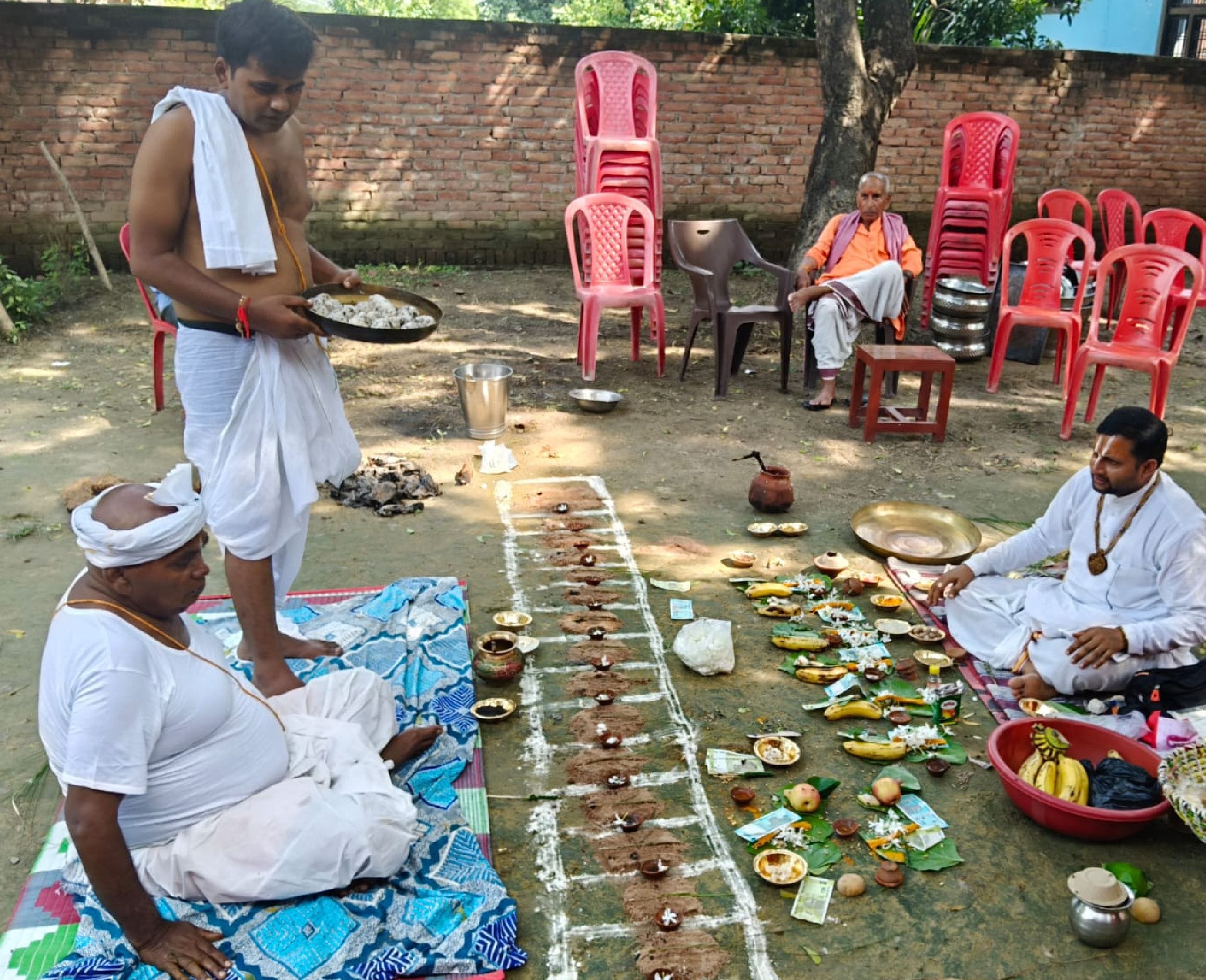 पितृपक्ष में पितरों का अमेठी में तर्पण करते लोग। स्रोत: स्थानीय नागरिक