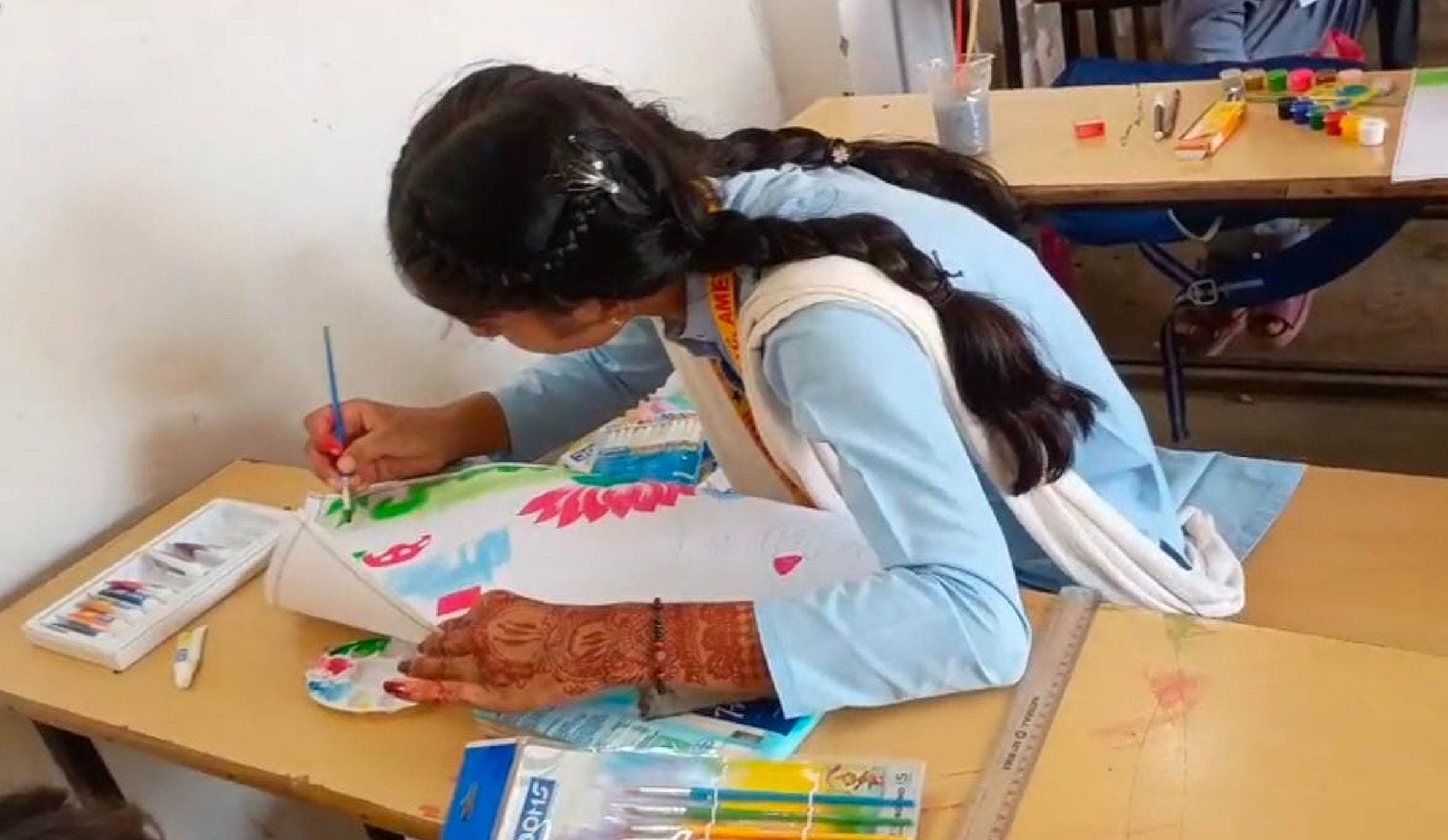 राजकीय हाईस्कूल अमेठी में अयोजित प्रतियोगिता में प्रतिभाग करती छात्रा। स्रोत: विद्यालय प्रबंधन