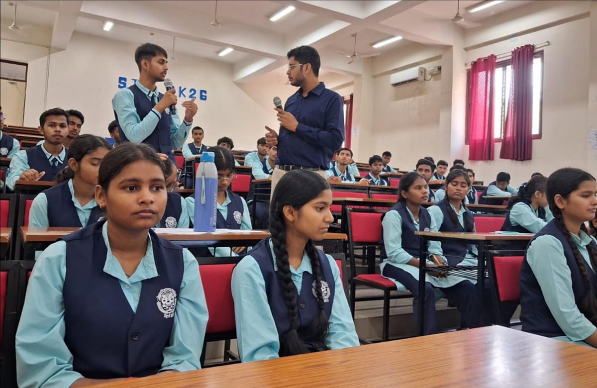 Sonebhadra News: इंजीनियरिंग कॉलेज में विद्यार्थियों ने सीखी नवाचार और तकनीकी शिक्षा की बारीकियां