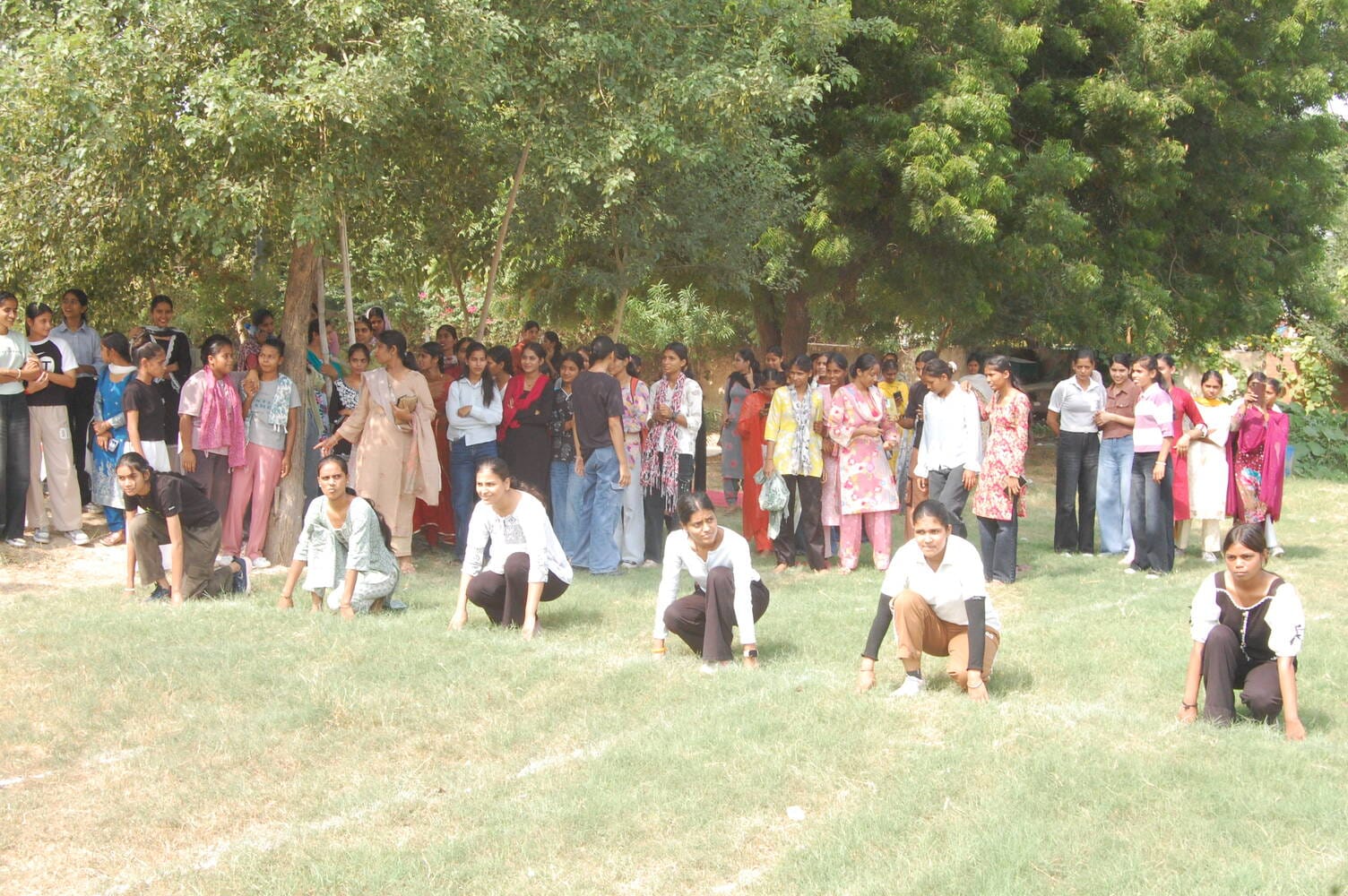 राजकीय महिला महाविद्यालय में एथलेटिक मीट के दौरान भागने से पहले लाइन-अप हुई खिलाड़ी। संवाद