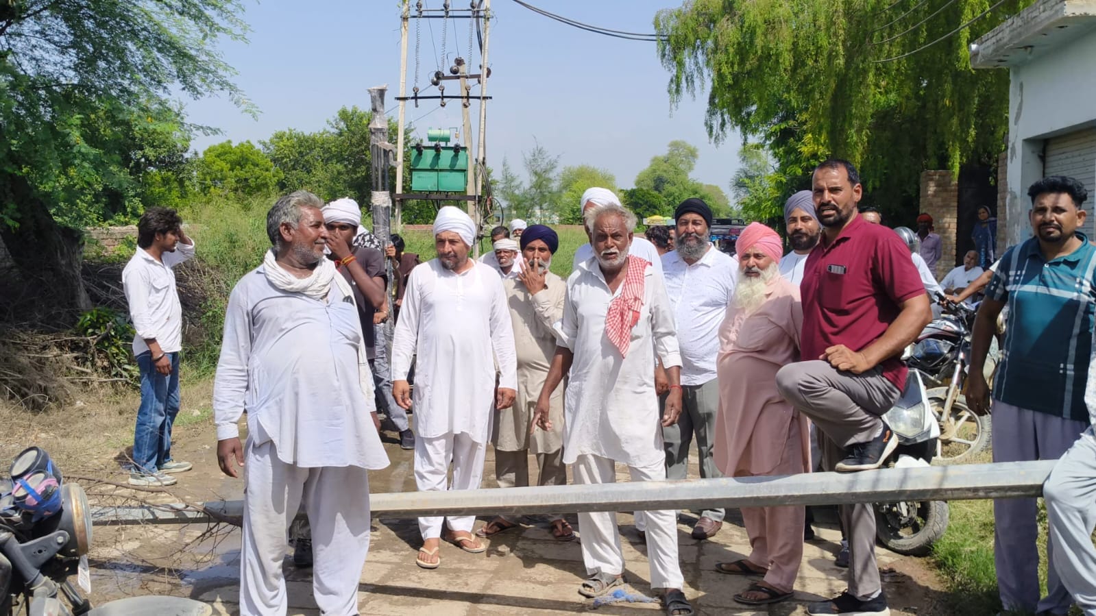 रानियां।  नानुआना रोड़ जाम लगाकर प्रदर्शन करते लोग।