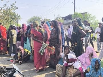 रायसेन: तीन महीने से नहीं मिला राशन तो भड़कीं महिलाएं, दुकान पर जड़ा ताला, सड़क पर 7 घंटे चक्काजाम