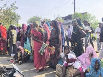 Raisen: Women Protest After 3 Months Without Ration, Lock Shop and Block Road for 7 Hours