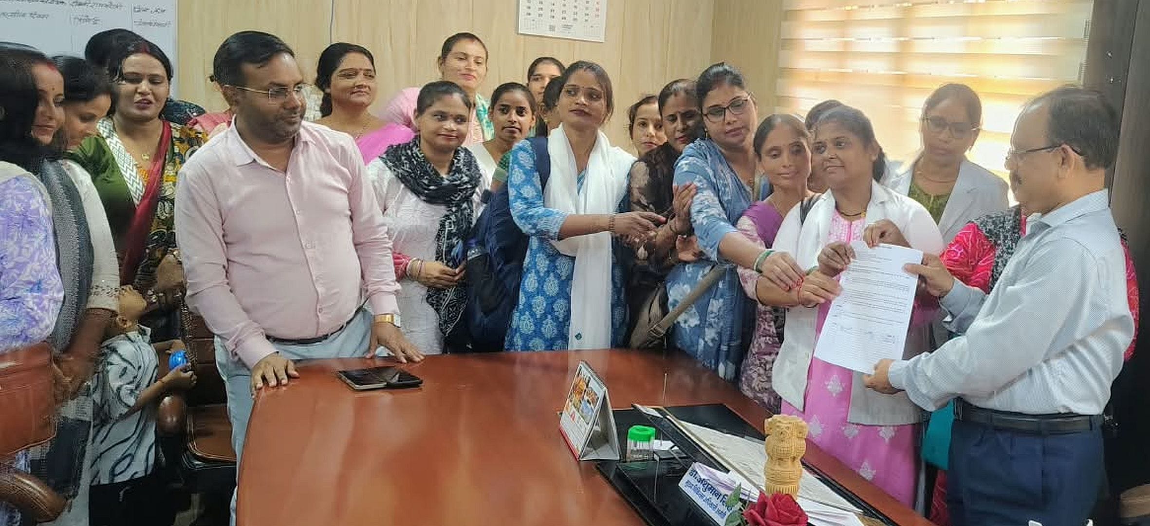 सीएमओ कार्यालय में सीएमओ डॉ. अंशुमान सिंह को ज्ञापन सौंपती एएनएम। -संवाद