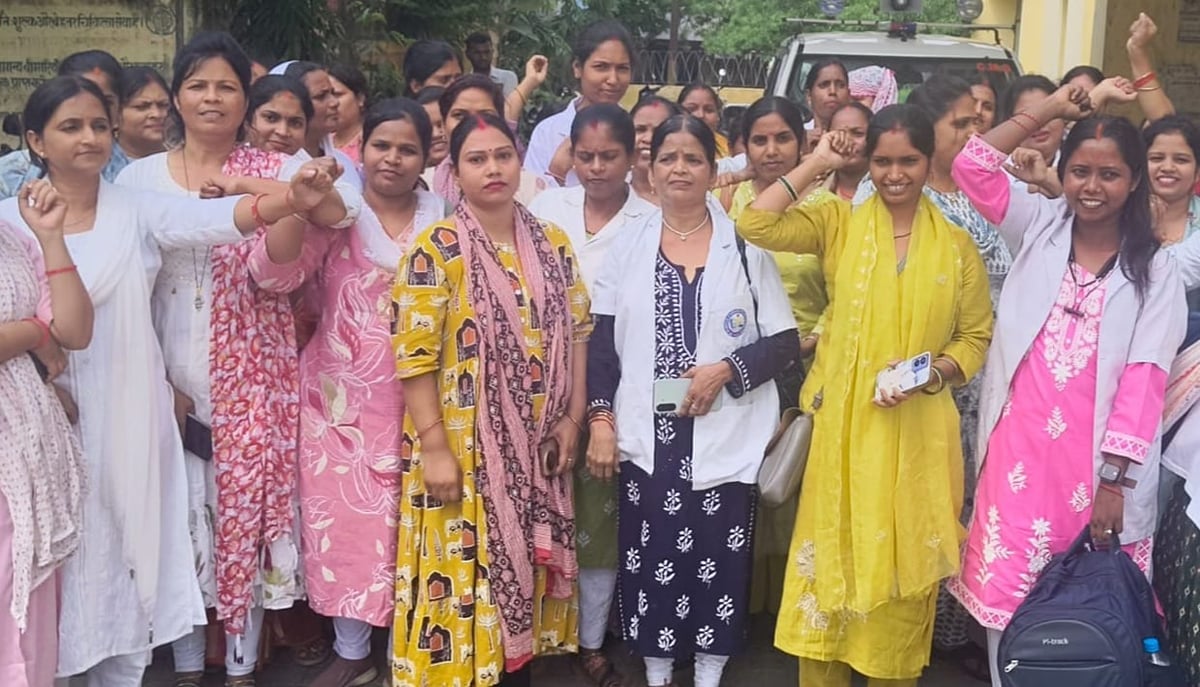 Sonebhadra News: मांगें पूरी होने तक आंदोलन जारी रखने पर अड़ीं एएनएम