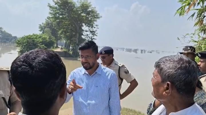 बिहार: मुजफ्फरपुर में गंडक नदी का रिंग बांध टूटा, तेजी से फैलने लगा बाढ़ का पानी, डीएम ने किया निरीक्षण