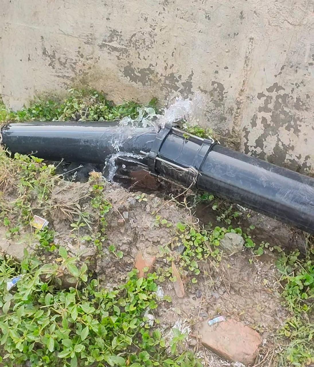 Ghazipur News: पाइपलाइन में लीकेज के कारण रोज बर्बाद हो रहा हजारों लीटर पानी