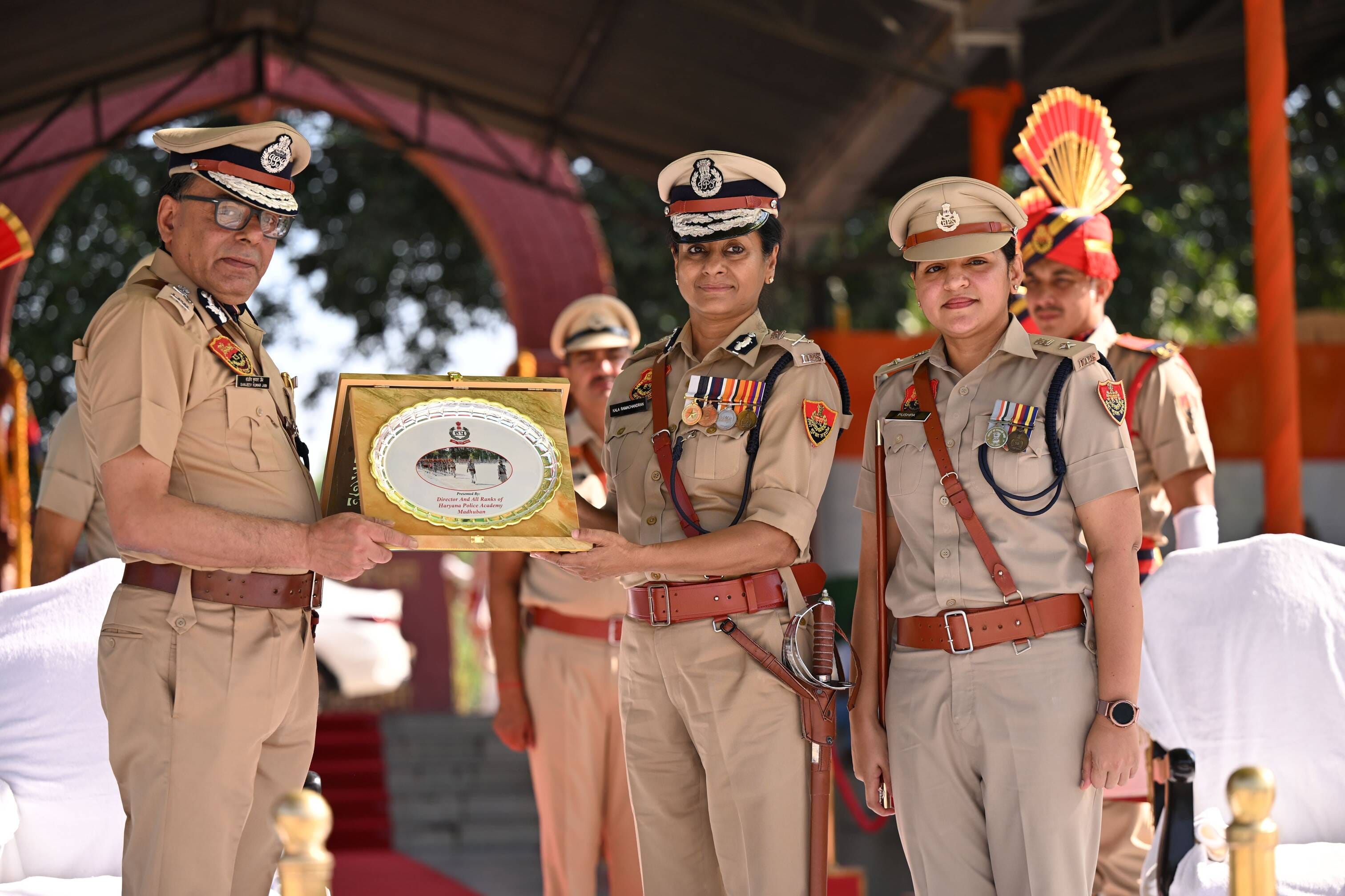 संजीव कुमार जैन,पुलिस महानिदेशक, हरियाणा मानव अधिकार आयोग, चंडीगढ़  को स्मृति चिन्ह भेंट करते अ