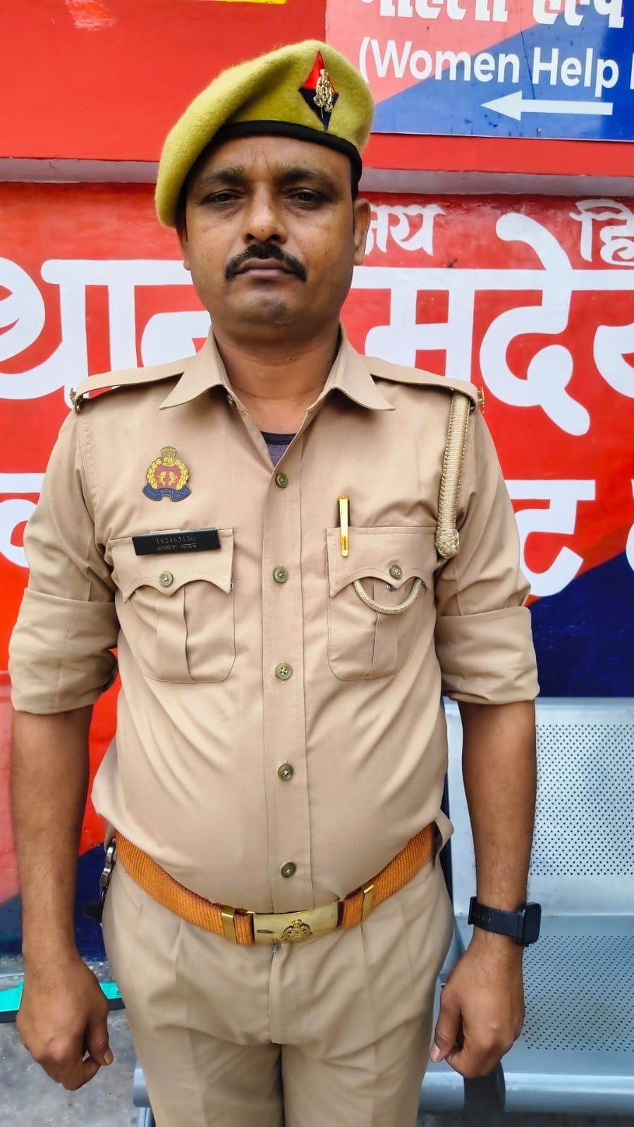 Cab driver jumps into the Gomti from the new concrete bridge, police rescue him
