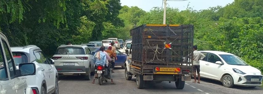 Sultanpur News: शिक्षक दंपती का शव सड़क पर रखकर प्रदर्शन, 48 घंटे में गिरफ्तारी का आश्वासन