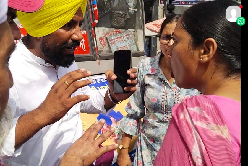 सिविल सर्जन कार्यालय से लेकर बोहड़ी चौक तक प्रदर्शन करते हुए एनएचएम इंप्लाइज यूनियन की सदस्य। (