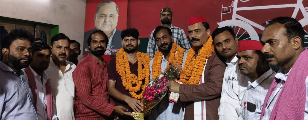 शाहजहांपुर में मंडल प्रभारियों का स्वागत करते सपा के जिलाध्यक्ष तनवीर खां। संवाद