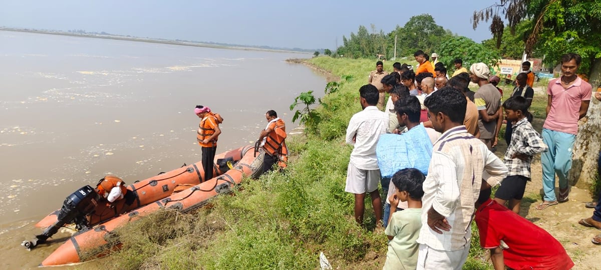 Balrampur News: राप्ती में डूबे दो लोगों की दूसरे दिन भी तलाश जारी, नहीं मिला सुराग