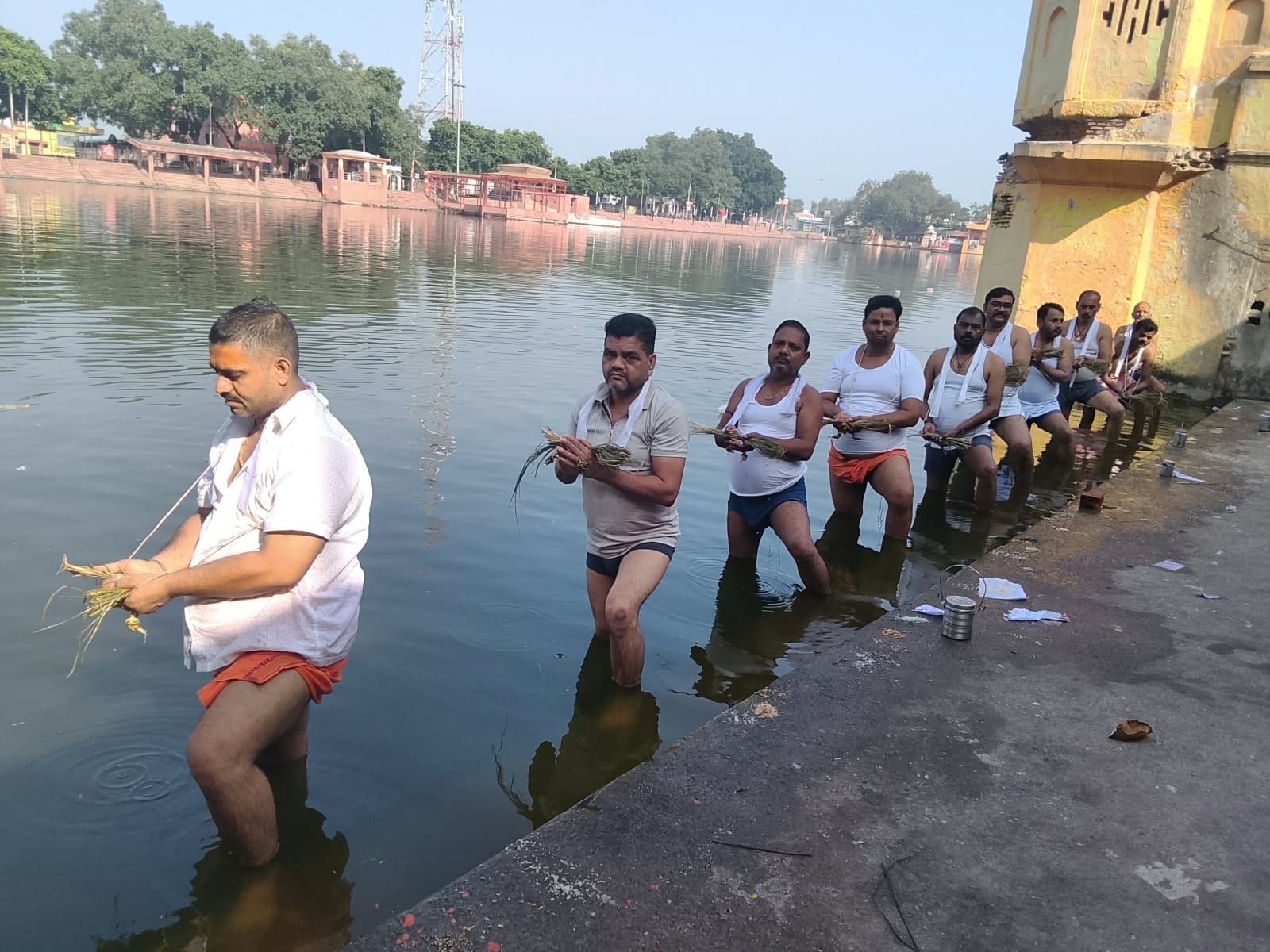 तीर्थनगरी में हरि की पौड़ी किनारे अपने पितरों की आत्म शांति के लिए जल दान करते श्रद्धालु।संवाद