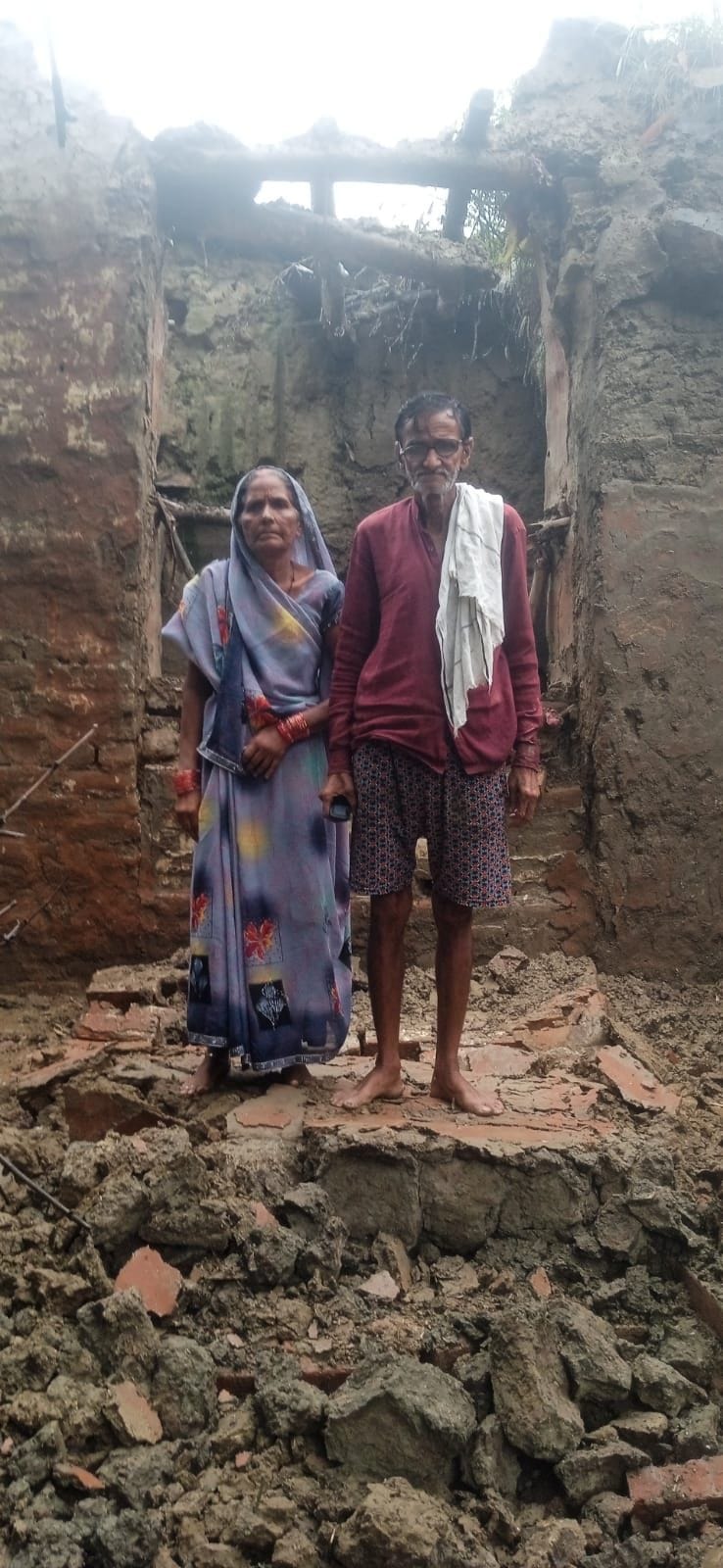 Mud house collapses suddenly in Hulaskheda; family trapped under the thatched roof.