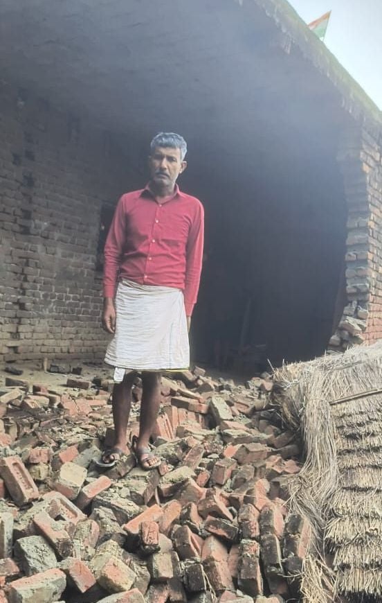 Budaun News: सकतपुर गांव के कई घरों में भरा पानी, चारपाई और तख्तों पर रखा सामान