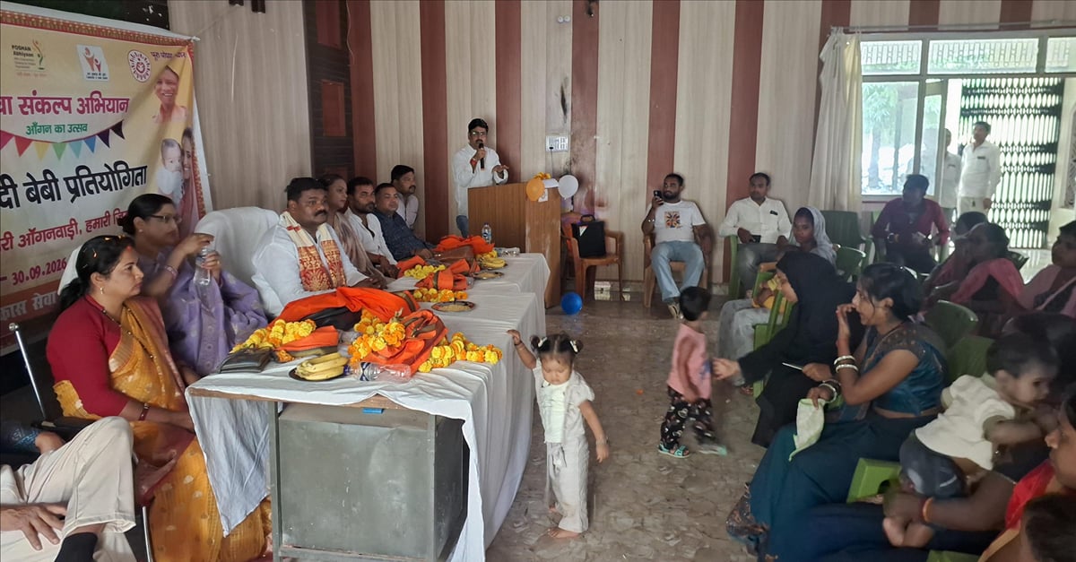 Sonebhadra News: योजनाओं का बखान, अंधेरे में बैठे बच्चे-माताएं