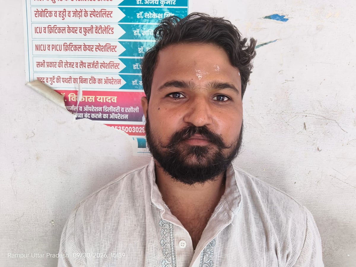 Noida News: सड़क पर भरा पानी राहगीरों के लिए बना मुसीबत