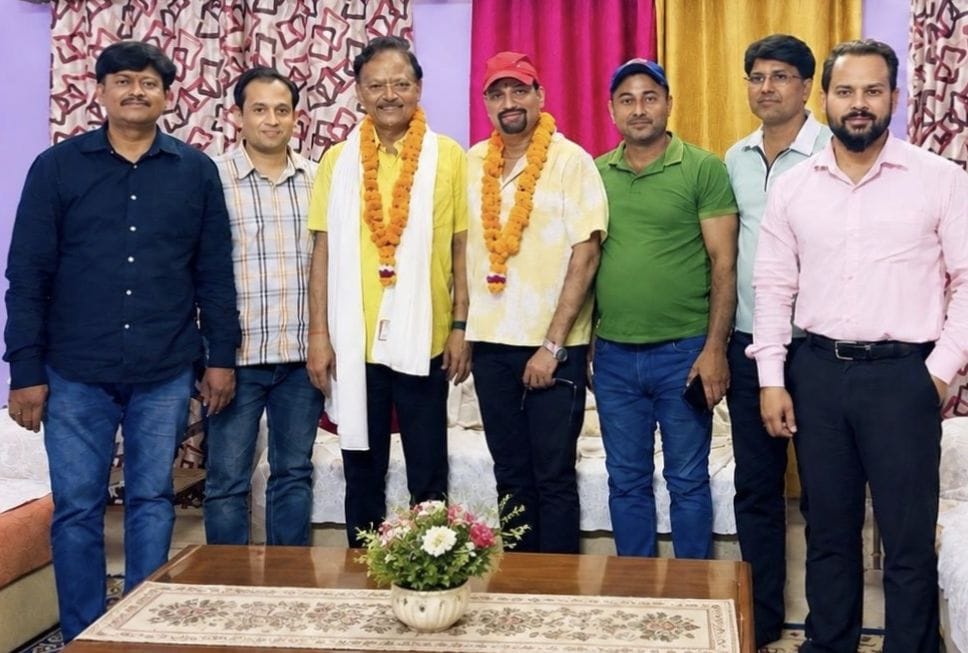 वेटरंस टीम के साथ कप्तान नवीन सिन्हा। स्रोत: पदाधिकारी।