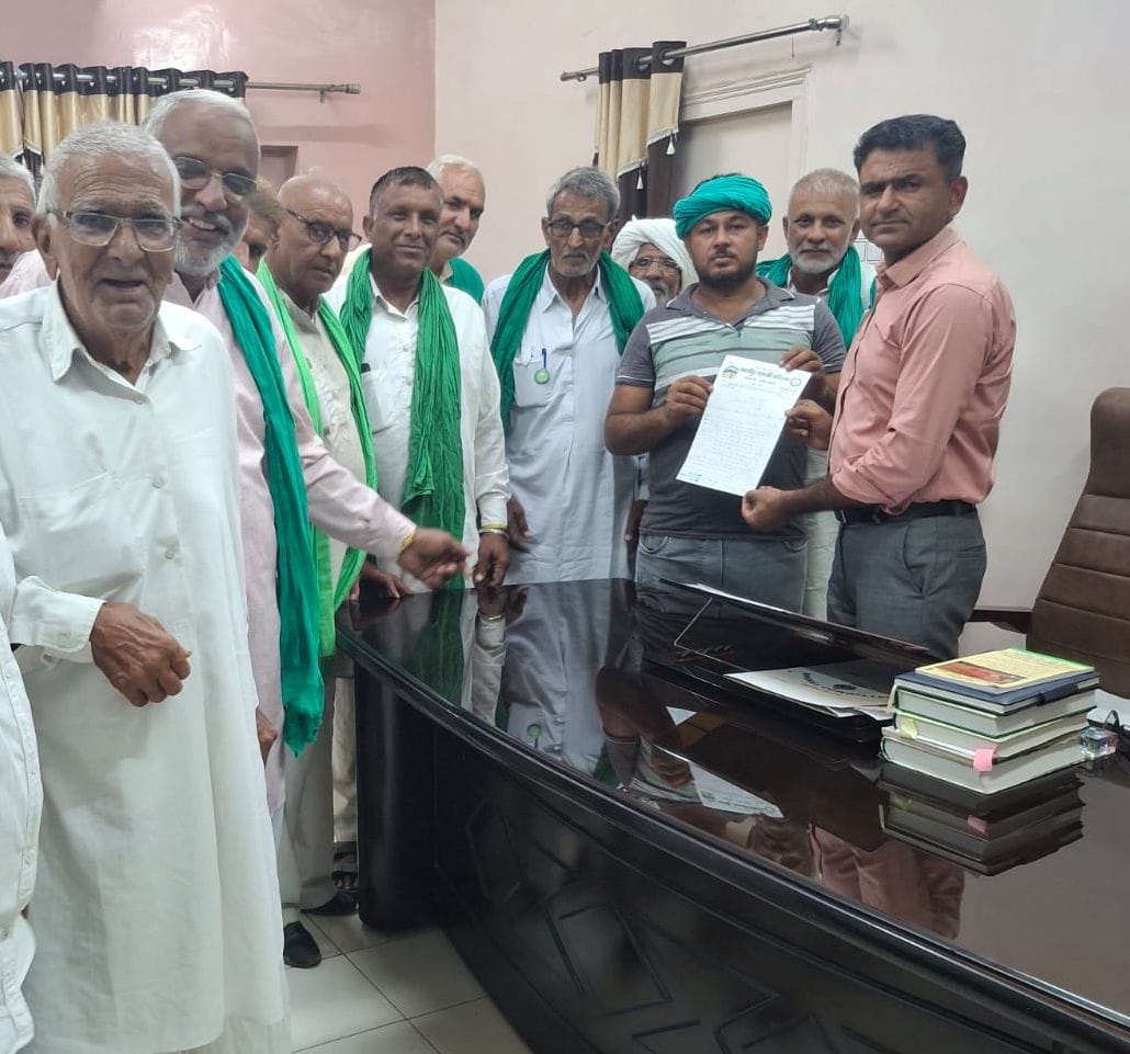 01जेएनडी32: जींद अनाजमंडी में मार्केट कमेटी सचिव संजीव जांगड़ा को मंडी में व्यवस्थाएं बेहतर बना