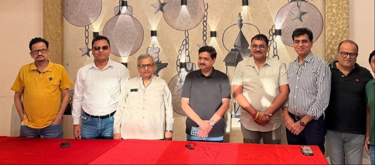 आईएमए के नवीन व निवर्तमान पदाधिकारियों के साथ अन्य चिकित्सक। स्रोत : संगठन