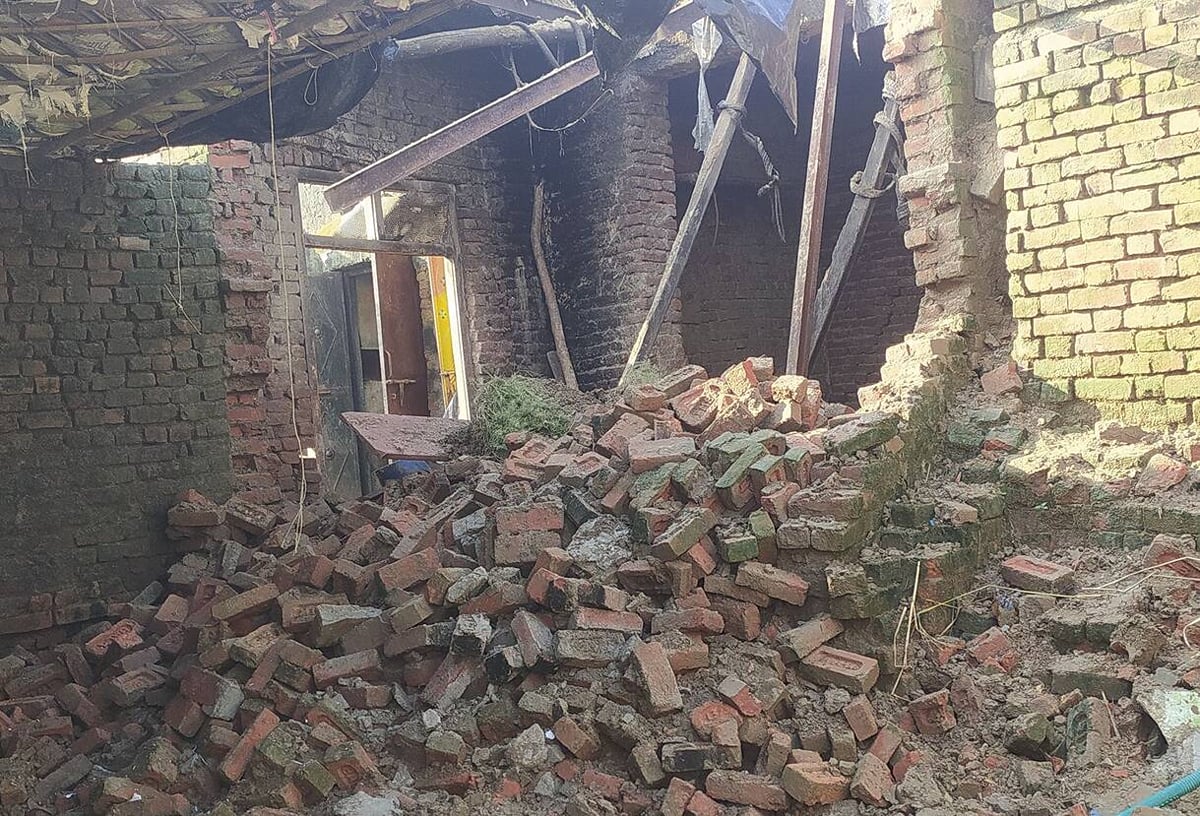 Budaun News: बारिश में भीगे मकान की दीवार चटक धूप में गिरी