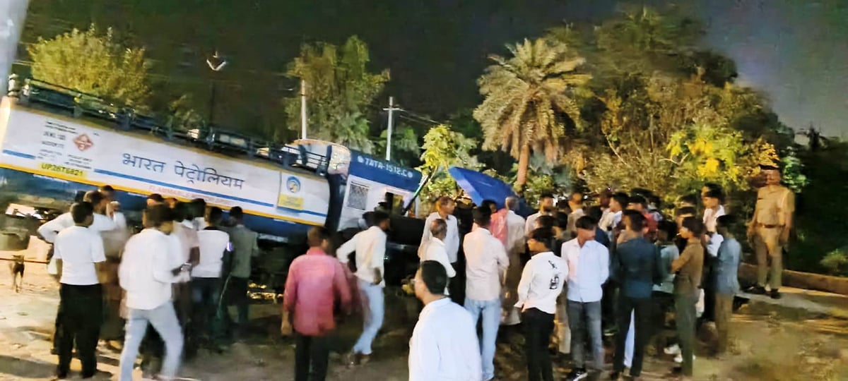 Bareilly News: ट्रैक्टर-ट्राॅली से टकराया टैंकर, गोवंश की मौत, हंगामा