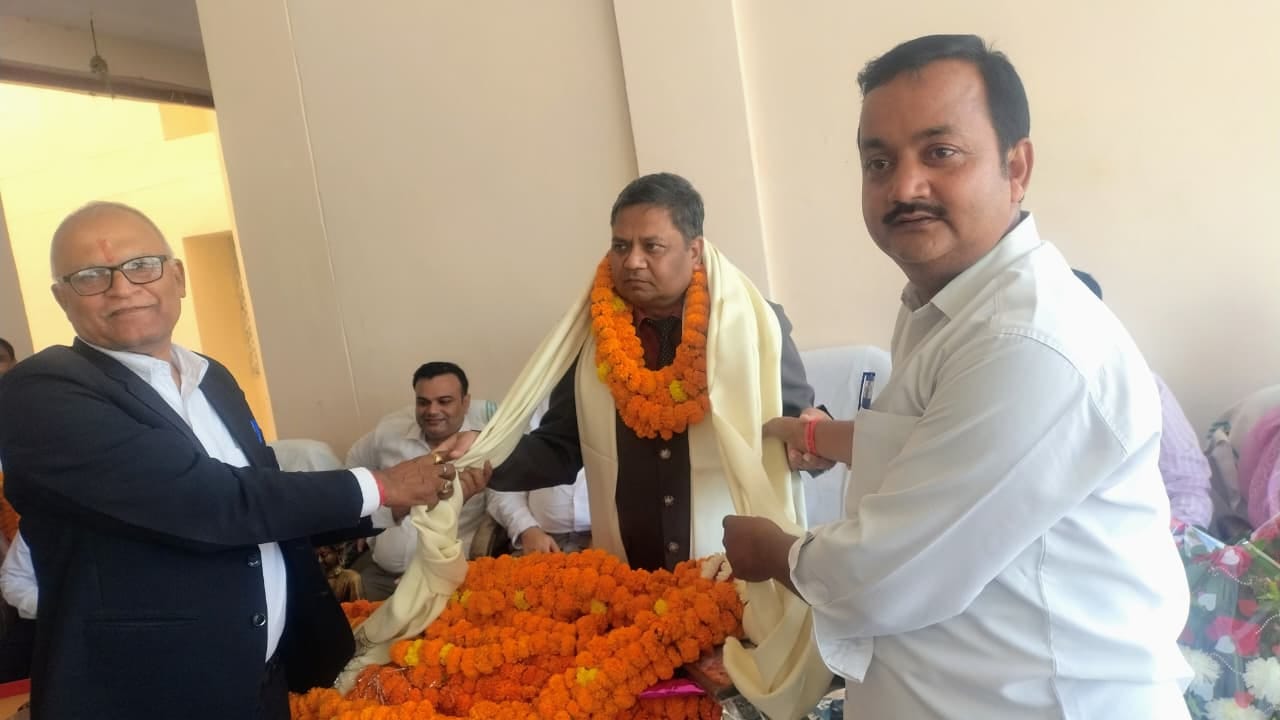  अपर जिला जज को अंग वस्त्र पहनाते अधिवक्ता।