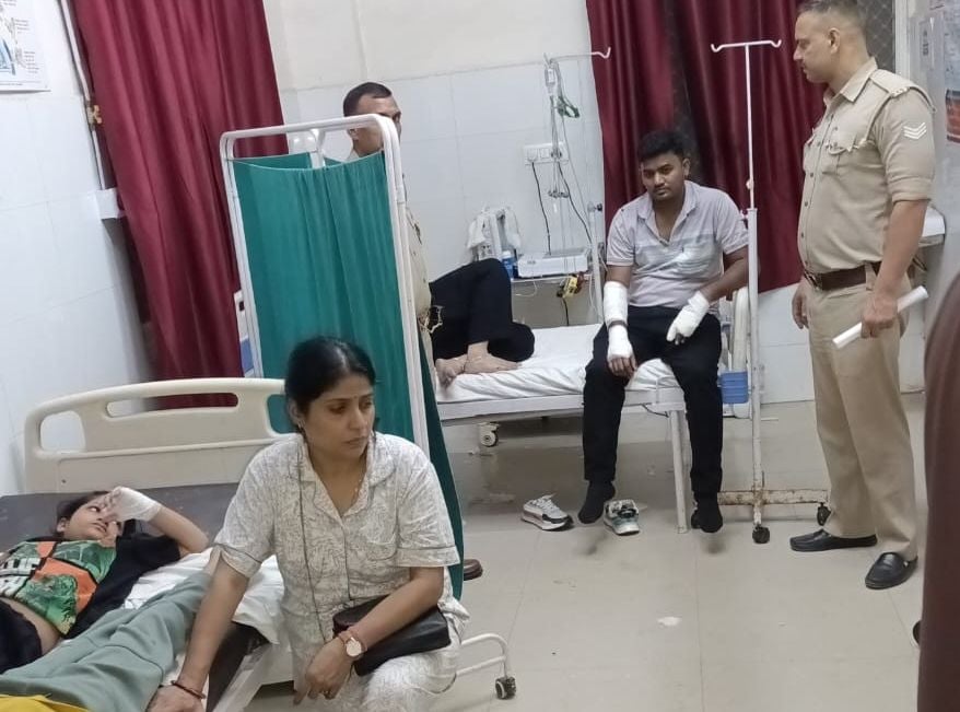 Hapur News: चालक को आई झपकी...हाईवे पर पलटी श्रद्धालुओं से भरी ट्रेवलर बस, सात घायल