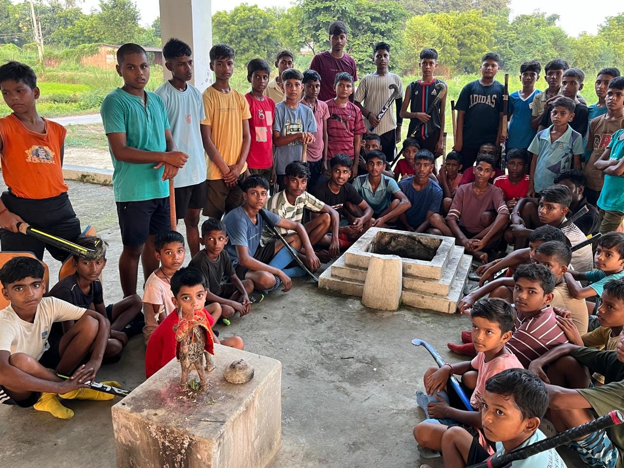 भुजहुआ स्थित शिवकाल भैरव स्पोर्ट्स के शिव मंदिर में भारतीय टीम के गोल्ड मेडल जीतने को लेकर प्र