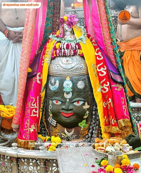 उज्जैन: भस्म आरती में भांग से सजे बाबा महाकाल, सूर्य-चंद्रमा से हुआ विशेष शृंगार, दिव्य दर्शन करने उमड़े भक्त