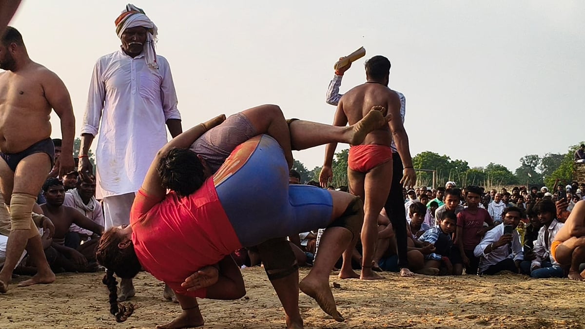 Jaunpur News: जौनपुर केसरी निगम और हरियाणा केसरी पवन के बीच की कुश्ती बराबरी पर छूटी