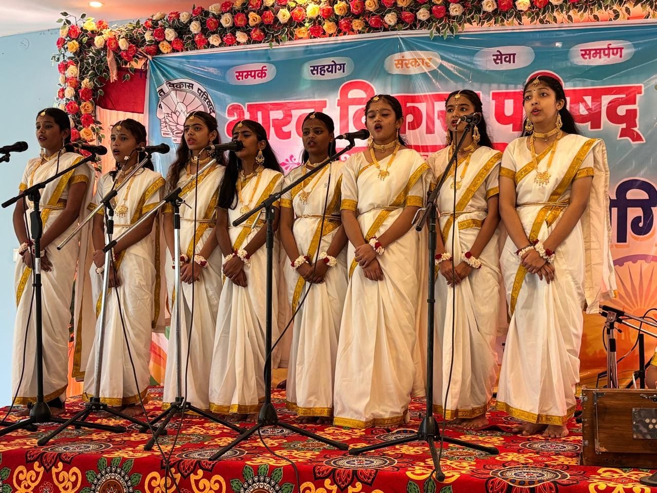बाजपुर में राष्ट्रीय समूह गान प्रस्तुत करती विद्यालय की टीम