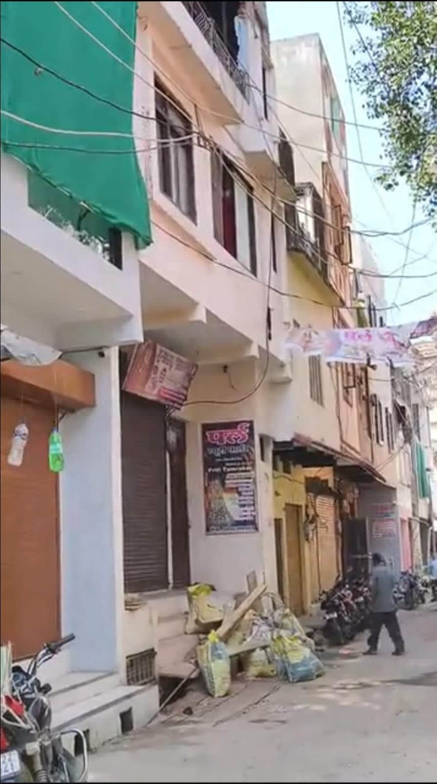 बल्ली गिरने से राहगीर साधु की मौत