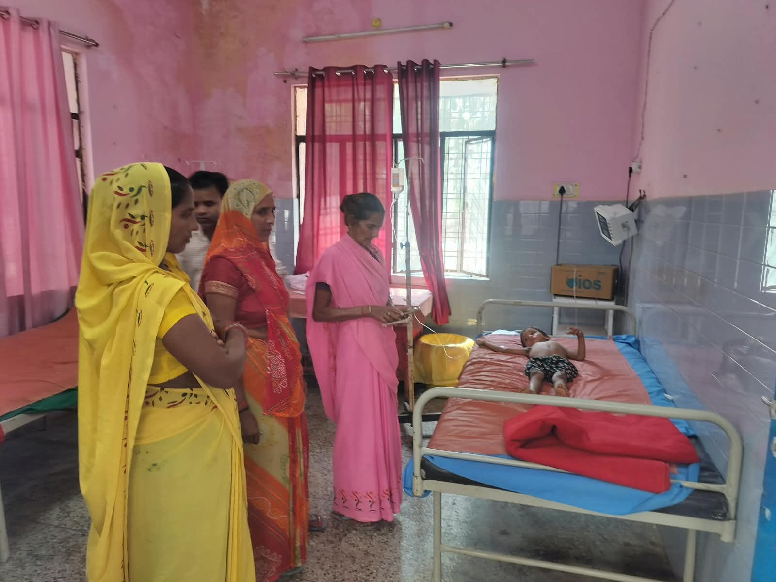 बनीकोडर सीएचसी में भर्ती बच्चा। साथ में परिवार की महिलाएं। 