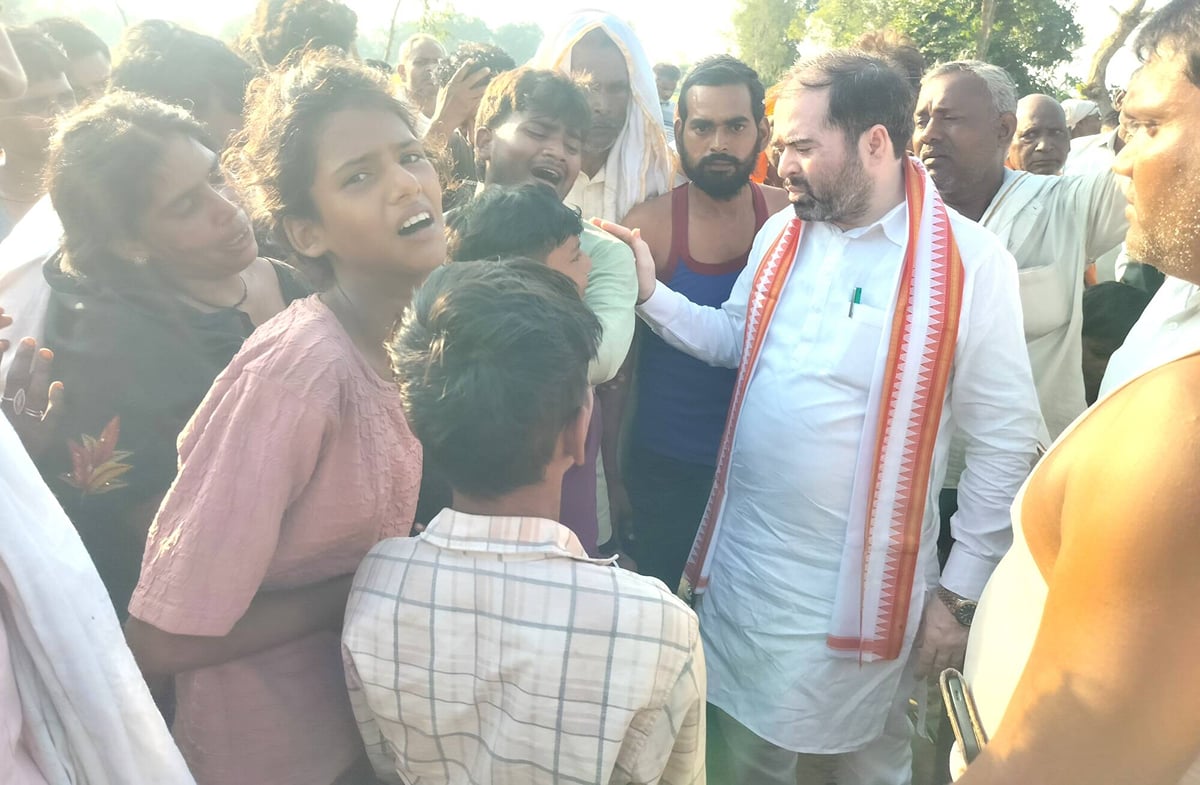 Barabanki News: गमगीन माहौल में सरवन व धर्मराज का अंतिम संस्कार