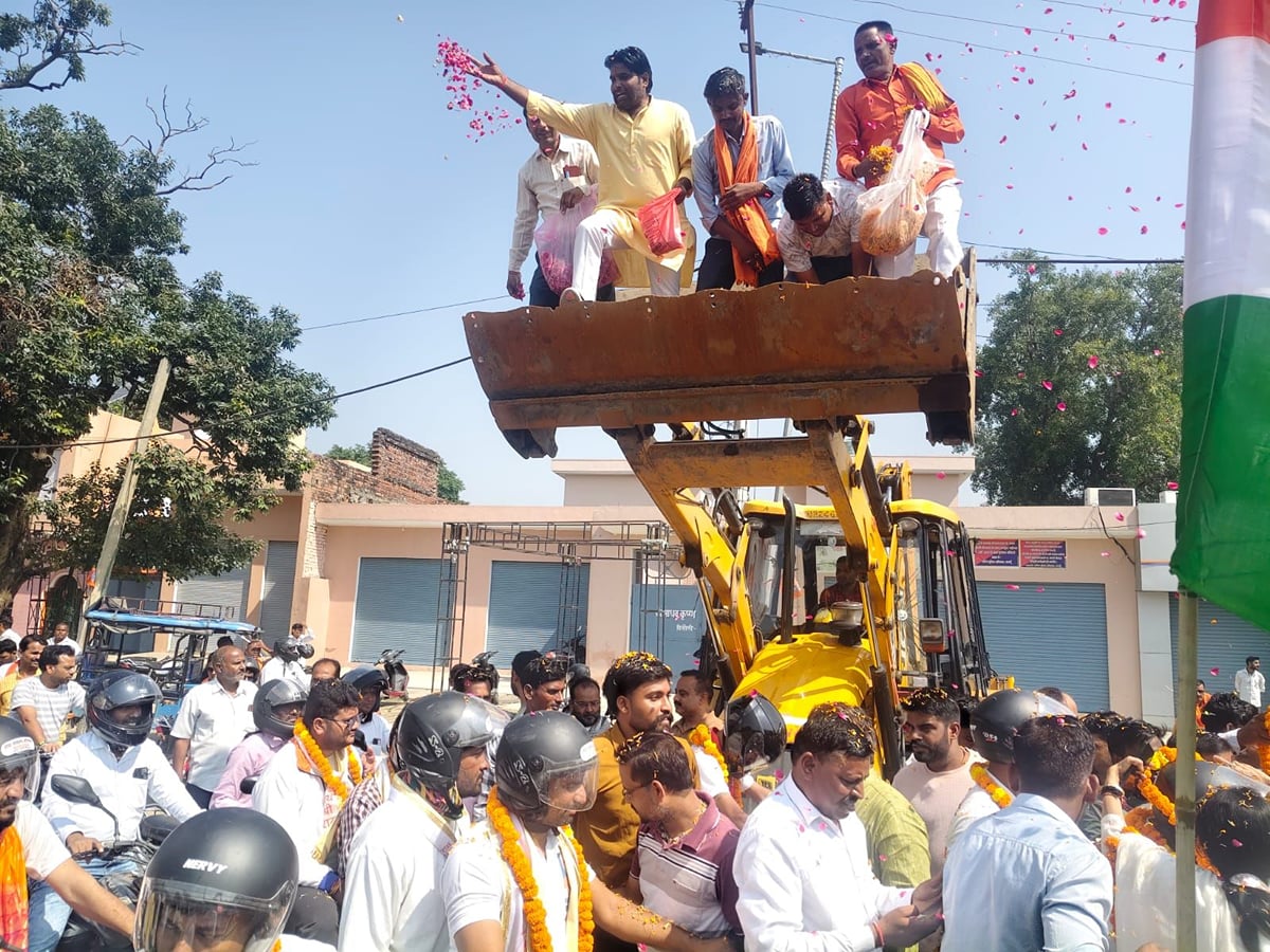 Budaun News: बुलडोजर से बरसाए सेवा संकल्प यात्रा पर फूल