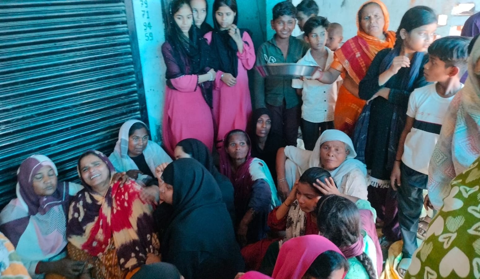 बिशुनपुर में बेटी साबिहा के मौत के बाद बदहवास मां को संभालते रिश्तेदार। 