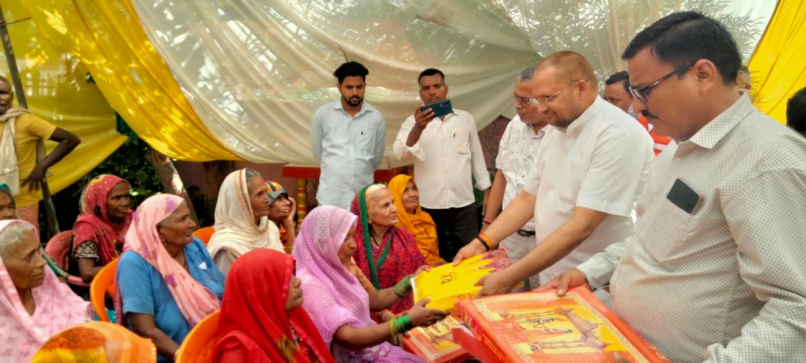 बृद्धाश्रम में बुजुर्गों को वस्त्र वितरित करते जिला पंचायत अध्यक्ष।