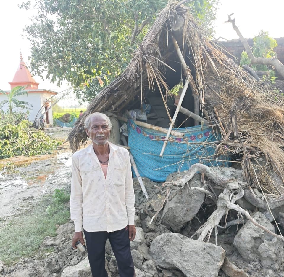 Bahraich News: बाढ़ ने दिए जख्म, 22 कच्चे मकान व 13 झोपड़ियां ढहीं
