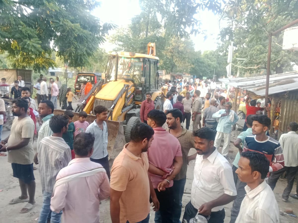 Raebareli News: बाजार से हटवाया अतिक्रमण, दुकानदारों में रोष